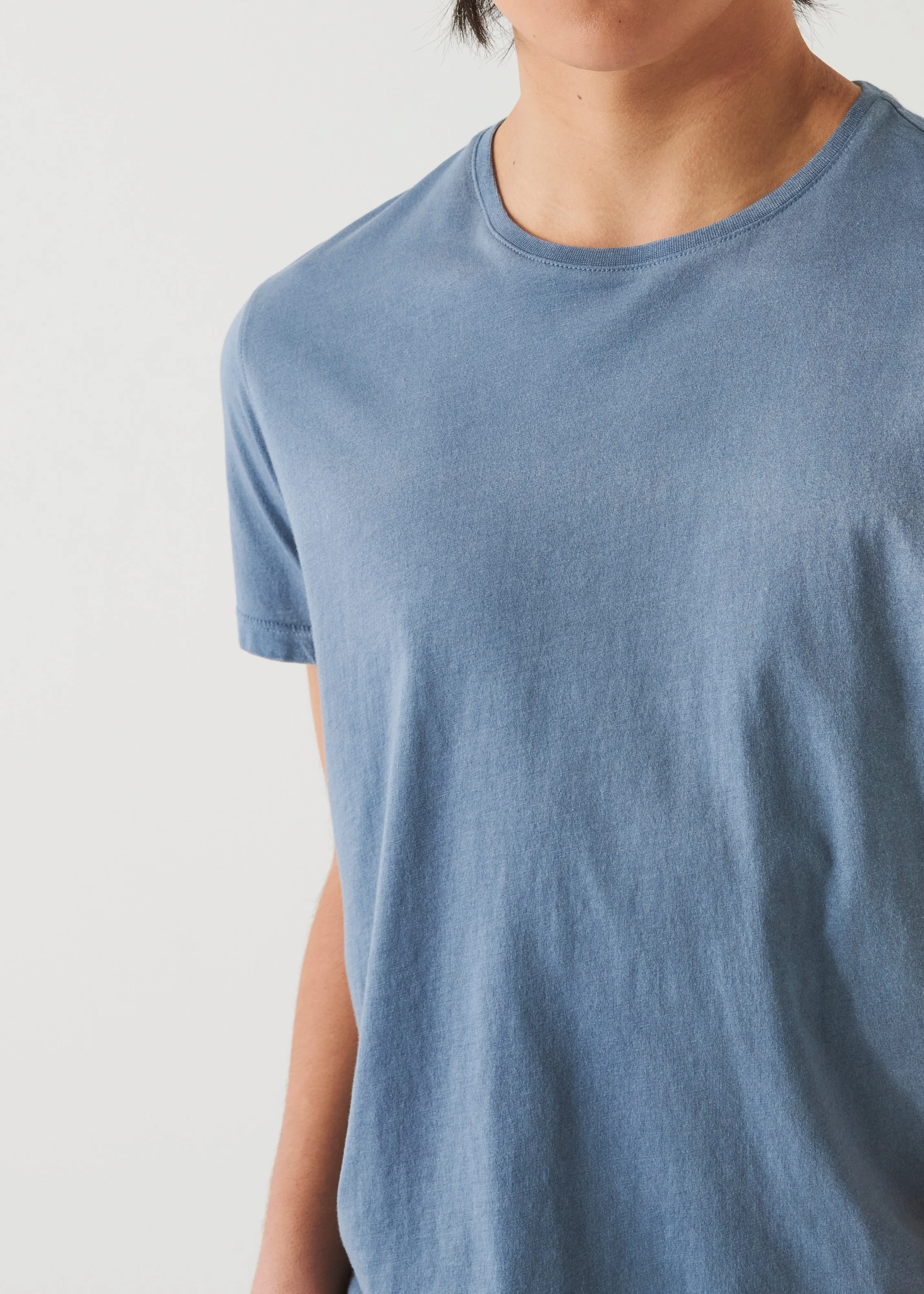 LIGHTWEIGHT PIMA COTTON SPRAY WASH T-SHIRT